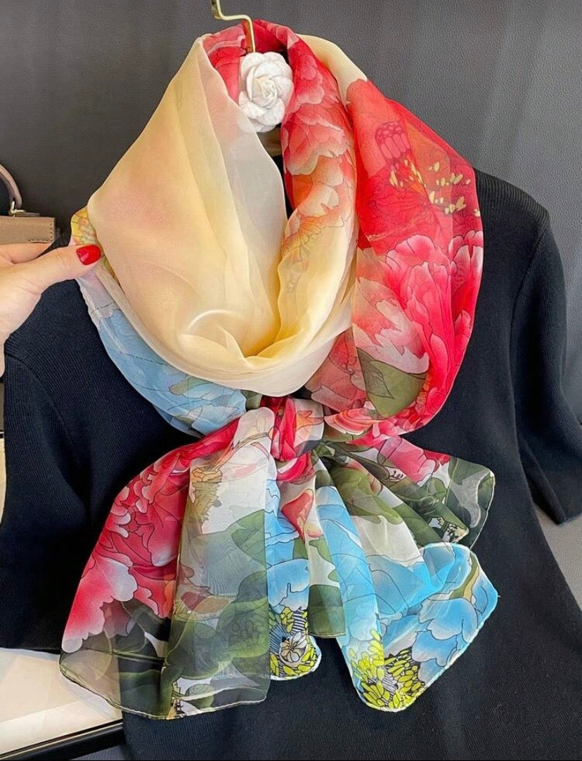 Foulard en mousseline de soie léger et fleuri